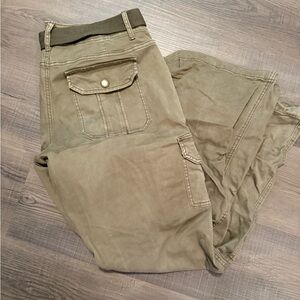 Hot Topic Women’s Olive Green Low Rise Wide Leg Cargo Pants with Belt